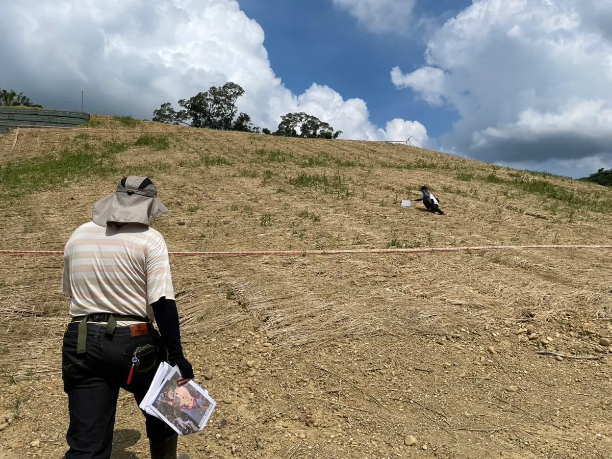 ▲大樹光電場涉違法開發案，因業者違害水保情節重大，市府全案移送橋頭地檢署偵辦，承辦檢察日前前往現場勘驗、蒐證 ，追查有無不法情事。（圖／橋頭地檢署提供）