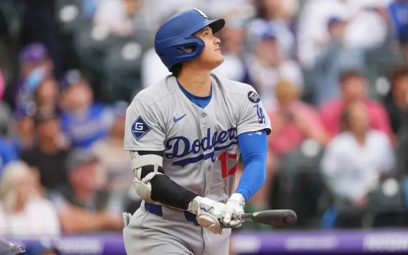 ▲一名女大生艾蜜莉賣掉大谷翔平300轟紀念球，賺進約135萬台幣，竟只用來跟弟弟平分和開「披薩派對」。（圖／美聯社／達志影像）