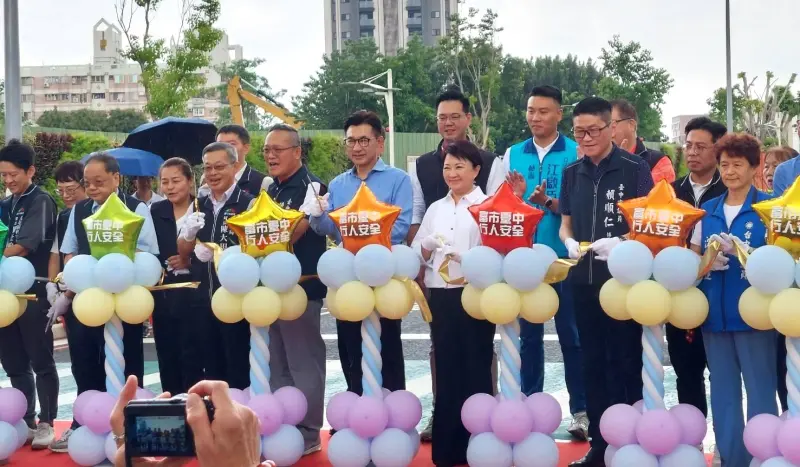 ▲台中市長盧秀燕今日上午主持崇德19路開闢工程完工祈福典禮，立法院副院長江啟臣也出席。（圖／記者顏幸如攝，2025.06.25）