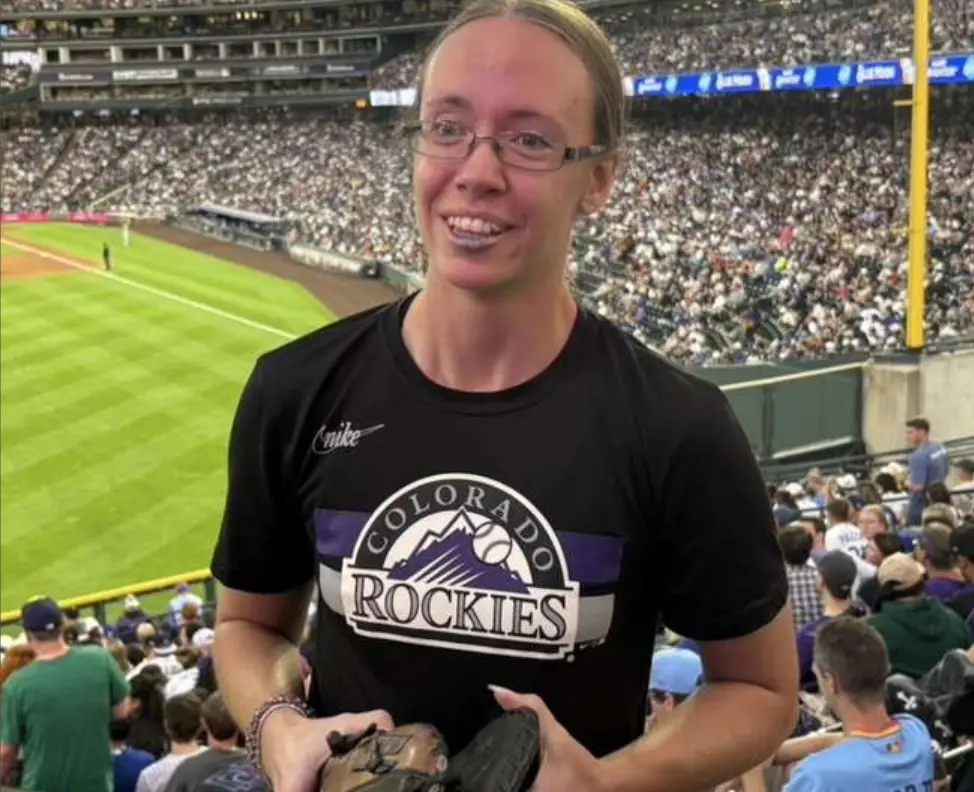 ▲道奇球星大谷翔平今（25）日對戰洛磯，在第六局敲出本季第27轟，同時達成個人日美職棒通算300支全壘打的里程碑，而這顆球被1位女大學生接到，她是一名大學女壘重砲手。（圖／翻攝自X）