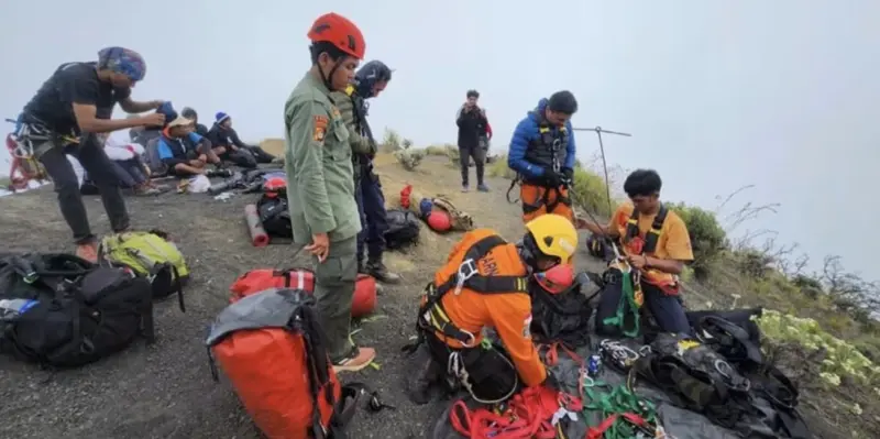 ▲巴西一名背包客在攀登印尼林賈尼火山時，不慎失足墜落，經相關單位4天搜救，發現時已不幸罹難。（圖／翻攝自印尼國家搜救機構）