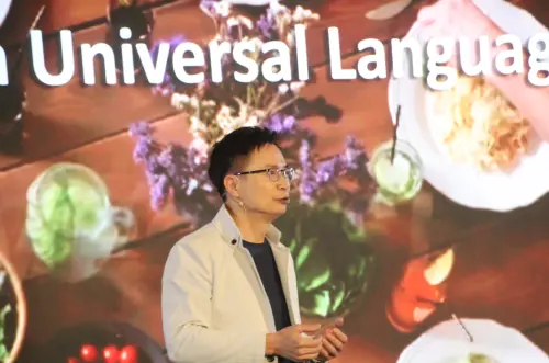 「一碗飯能告訴一段故事,一杯茶能創造友情」,他表示,當全世界面臨眾多分歧,食物是人類共同的希望。 ▲「一碗飯能告訴一段故事,一杯茶能創造友情」,黃志芳表示,當全世界面臨眾多分歧,食物是人類共同的希望。(圖/記者鍾泓良攝影)