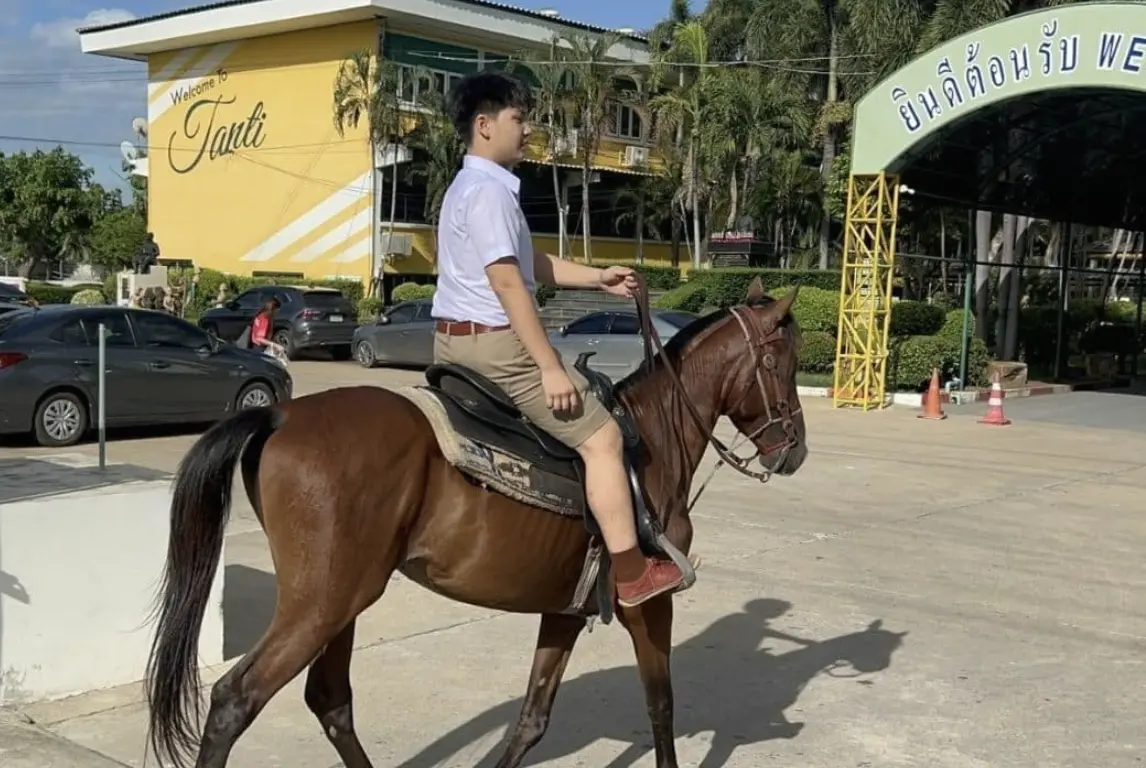 ▲泰國一名16歲高中生因騎馬上學爆紅。（圖／翻攝自DailyNews）