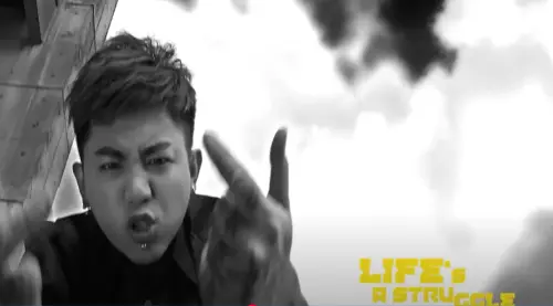 ▲〈Life's a Struggle〉不斷被致敬！熱狗、謝和弦都唱過（圖／謝和弦YouTube）