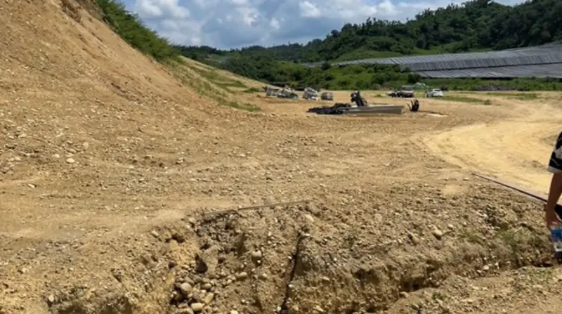 ▲檢察官偵辦和山光電開發濫墾山林案，勘查時見到光電廠所處的山坡地已呈現大片光禿景象。（圖／橋頭地檢署提供）