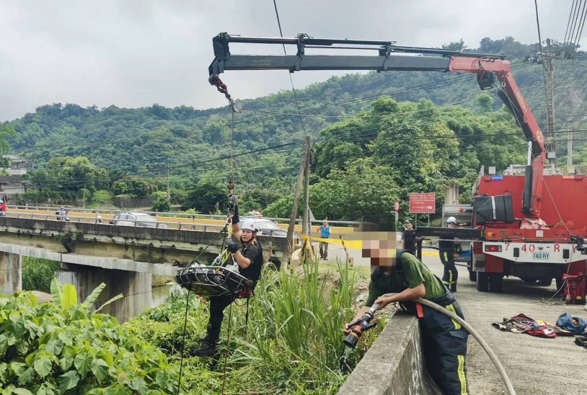 ▲太平河床邊坡冒火發現男屍 報請檢察官調查中（圖/記者鄧力軍翻攝）