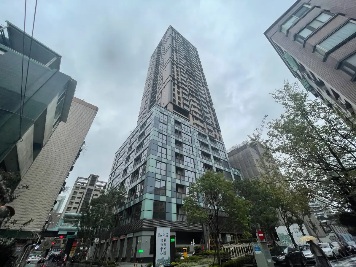 ▲「冠德安沐居」屋齡僅1年，去年5月以每坪202.4萬元奪得小豪宅歷史單價冠軍。（圖／台灣房屋提供）