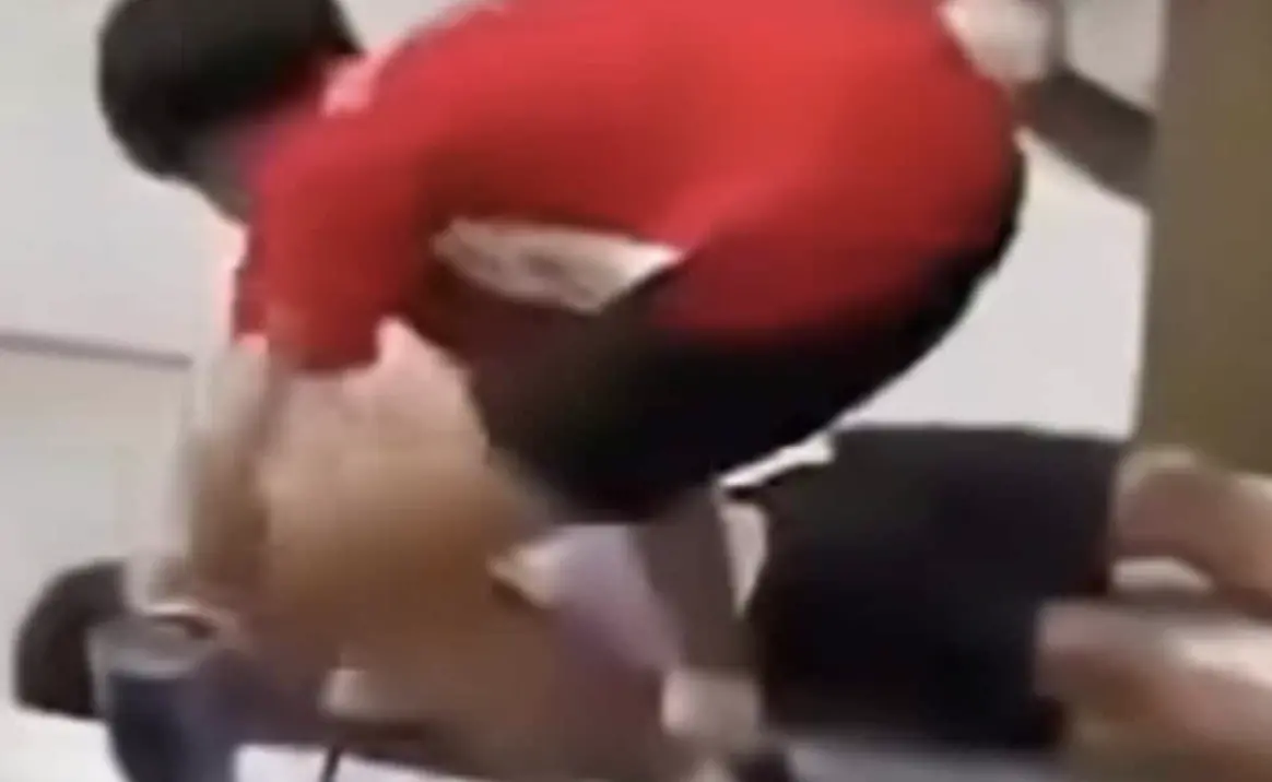 ▲泰國一名13歲學生，在校園對同學踢頸，導致對方倒地昏迷。（圖／翻攝自臉書）