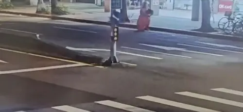 ▲雨衣盜從便當店搬保險箱出來走在馬路上。（圖／警方提供）