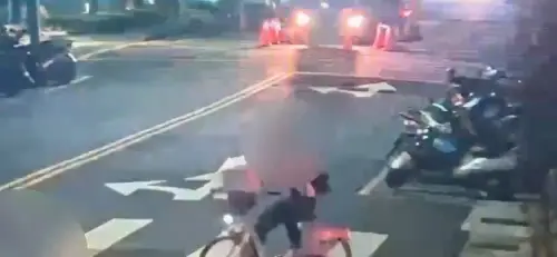 ▲雨衣盜變裝騎YouBike逃逸。（圖／警方提供）