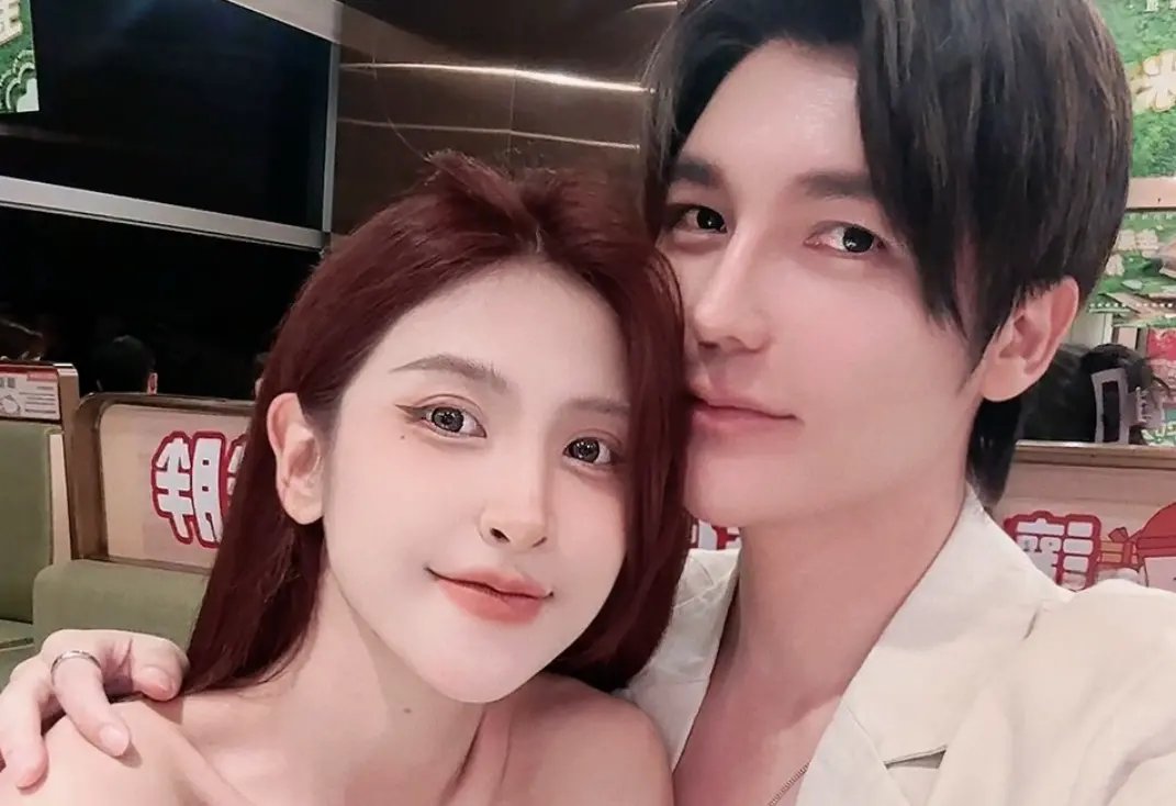 ▲「口罩男」（右）2023年遭戴綠帽，與前妻離婚。如今2年時間過去，他今日無預警公開新女友（左）照片，引起粉絲熱議，前妻曾樂兒也現身祝福他們。（圖／口罩男臉書）