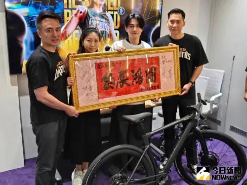 台啤永豐雲豹球團送高錦瑋三件禮物「豹高一籌」、「豹展鴻圖」和一台EQUICK電動智慧自行車。 ▲台啤永豐雲豹球團送高錦瑋三件禮物「豹高一籌」、「豹展鴻圖」和一台EQUICK電動智慧自行車。(圖/記者黃建霖攝)