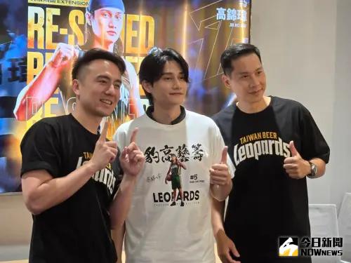 高錦瑋在蓮善牧兒童之家長大,這一次簽下長約,他也很想回饋從小照顧他的機構,今日在續約儀式上也感性落淚,宣布捐款300萬台幣,而雲豹球團也加碼300萬,總共600萬的價碼。 ▲高錦瑋在蓮善牧兒童之家長大,這一次簽下長約,他也很想回饋從小照顧他的機構,今日在續約儀式上也感性落淚,宣布捐款300萬台幣,而雲豹球團也加碼300萬,總共600萬的價碼。(圖/雲豹球團提供)