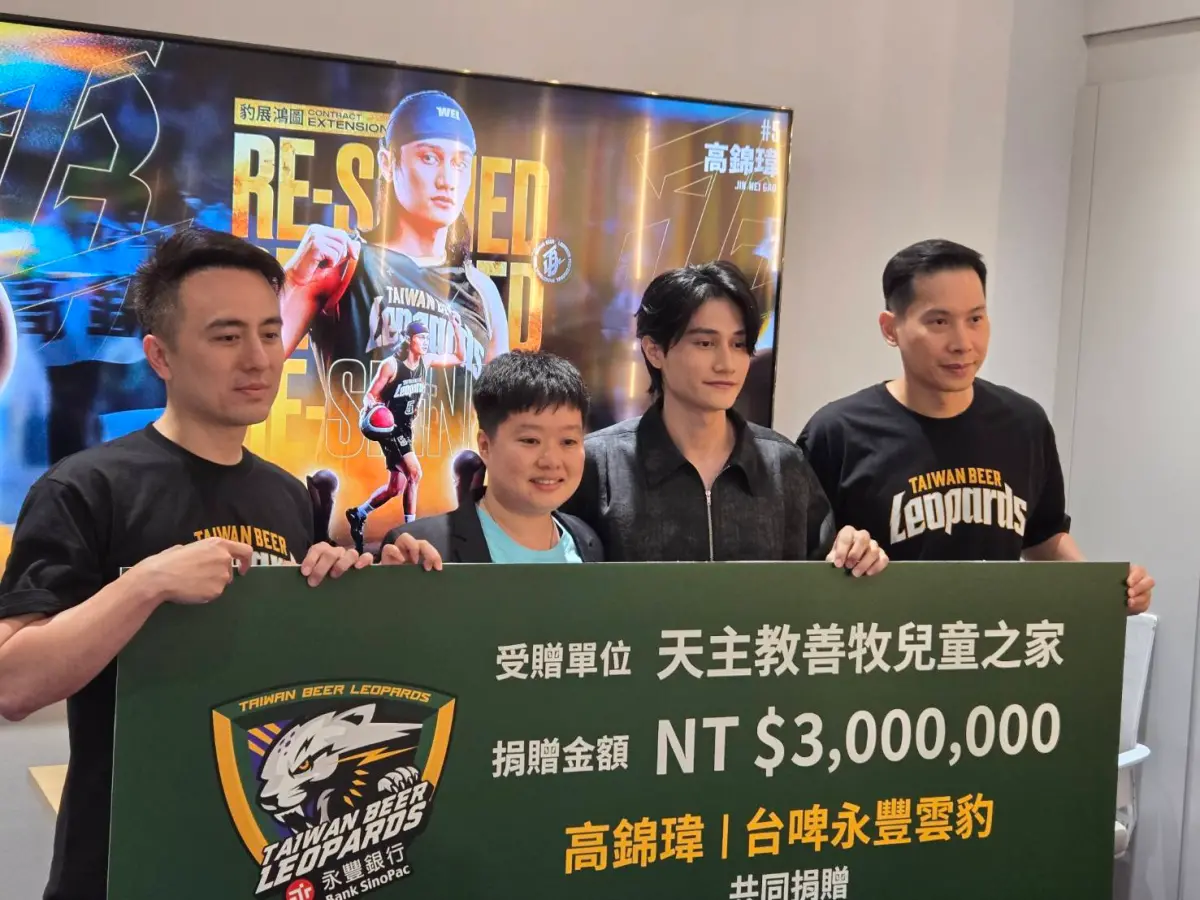 ▲在今（25）日和雲豹隊續約記者會上，他宣布從合約中提撥300萬捐款給曾經幫助他的花蓮善牧兒童之家，雲豹響應其善行，也捐出300萬，合計600萬善款給該機構。在這溫馨的場合，高錦瑋和兒童之家主任陶明蕙都感動落淚。（圖／TPBL提供）