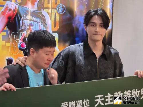 ▲今天在簽約記者會上談到當年善牧兒童之家之恩，高錦瑋哽咽失聲，雲豹球團響應小高的善舉，也提撥300萬回饋偏鄉。而兒童之家主任陶明蕙在得知高錦瑋和雲豹球團善行之後，也感動落淚，感謝小高和球團的愛心。（圖／記者黃建霖攝）