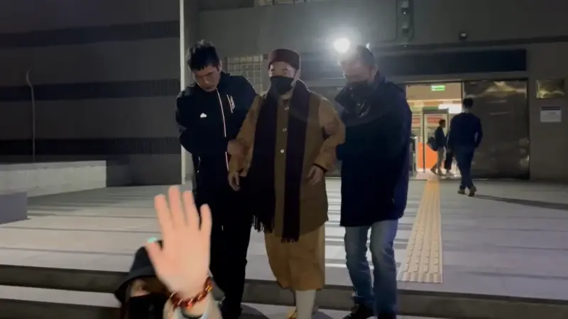 ▲身兼通法寺住持與林三郎基金會董事長的釋煌智（中）涉嫌背信、公益侵占遭起訴，律師指出，如果他並未將廟產花在宗教事務以外的用途，仍可繼續擔任住持。（圖／翻攝畫面）