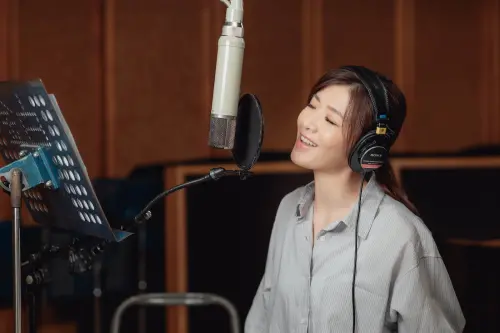 蘇慧倫專注於錄音室中的每一刻,用聲音捕捉情感的重量。(圖片提供/臺北流行音樂中心) ▲蘇慧倫專注於錄音室中的每一刻,用聲音捕捉情感的重量。(圖片提供/臺北流行音樂中心)
