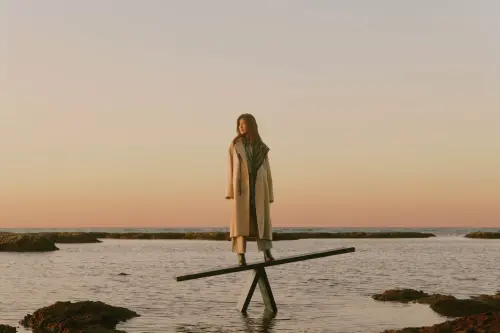 《輕重 Aftersun》專輯封面,映照蘇慧倫溫柔而堅定的當下。(圖片提供/相信音樂) ▲《輕重 Aftersun》專輯封面,映照蘇慧倫溫柔而堅定的當下。(圖片提供/相信音樂)