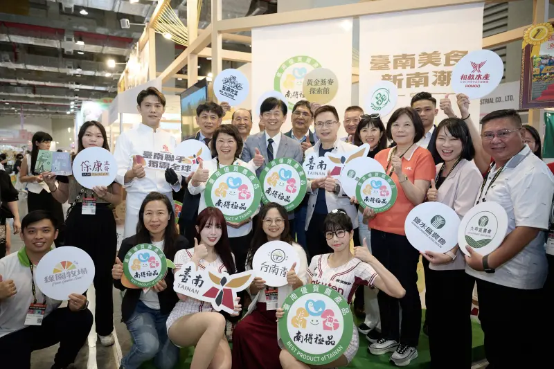 ▲台南副市長葉澤山攜手19家在地優質業者、農會及來賓開幕大合影。（圖／台南市政府農業局提供）