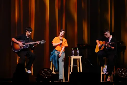 舞台上,蘇慧倫以熟悉的旋律回應歌迷長久的等待。(圖片提供/相信音樂) ▲舞台上,蘇慧倫以熟悉的旋律回應歌迷長久的等待。(圖片提供/相信音樂)