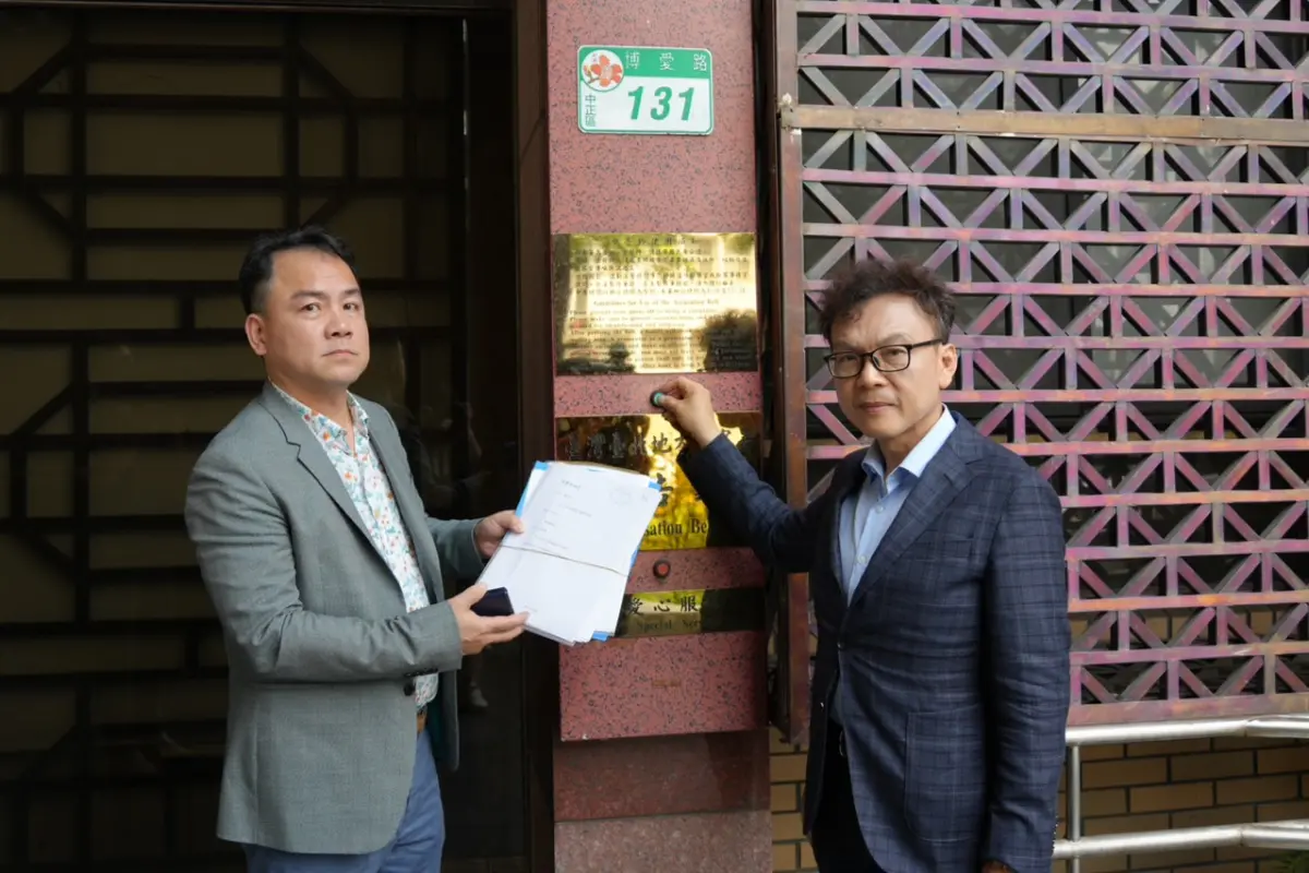 ▲鄭正鈐今（25）日在律師王耀星的陪同下，前往台北地檢署按鈴申告，反擊惡意抹黑，捍衛清白。（圖／鄭正鈐辦公室提供）