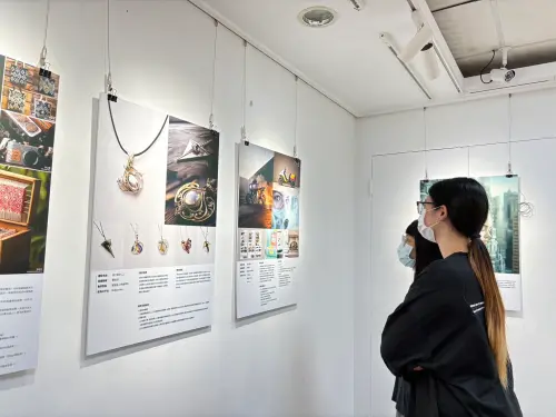 ▲嶺東科大於藝術中心舉辦教師應用生成式AI融入教學成果展登場，學生踴躍參觀。（圖／嶺東科大提供）