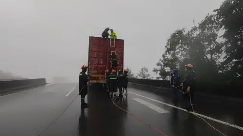 ▲搜救人員救出受困於坍塌大橋的貨櫃車司機。（圖／翻攝自微博）