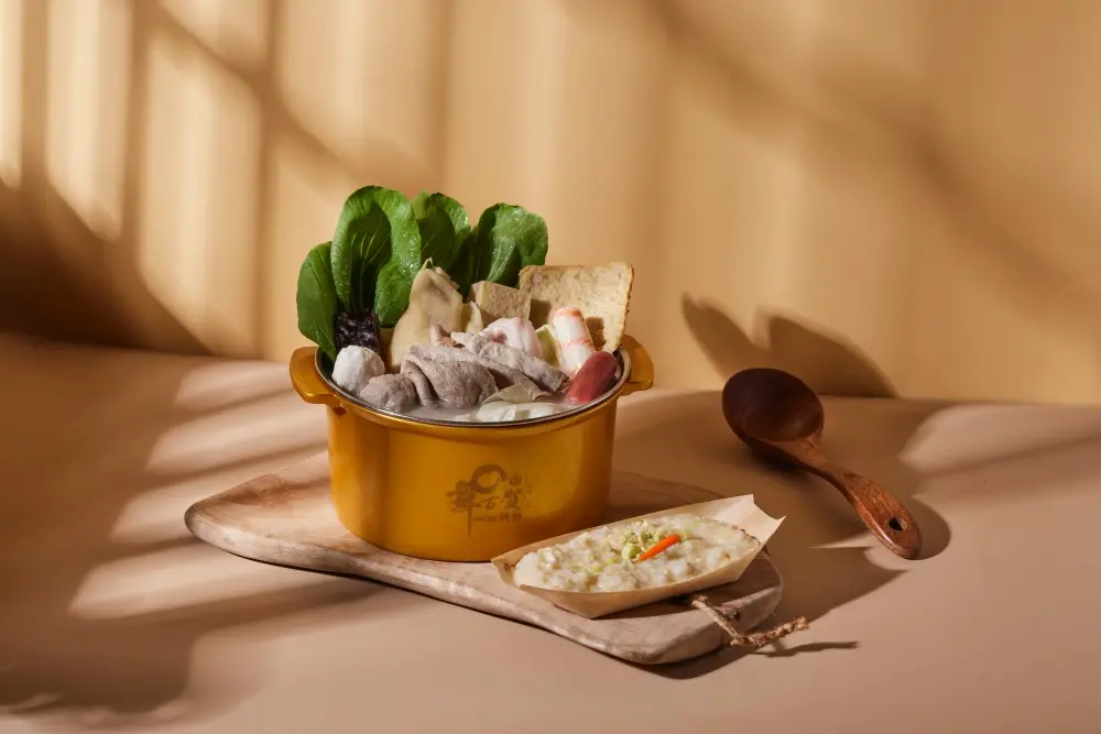 ▲五月天《回到那一天》25週年巡迴演唱會台北大巨蛋開唱，超有哽周邊美食一次整理！火鍋送「挪亞方粥」吃到飽；COZY TEA御私藏開喝「戀愛ing」手搖飲料。（圖／舞古賀mini鍋物提供）