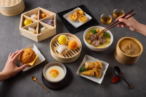 ▲樂天小香港「鮮蝦腐皮捲、冰火菠蘿油包」新菜開吃。（圖／樂天小香港提供）