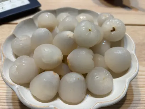 ▲市場買回家的荔枝全部去殼，70多顆中只有2顆有蒂頭蟲，比例和小時候比已經少非常多了。（圖／記者徐銘穗攝）