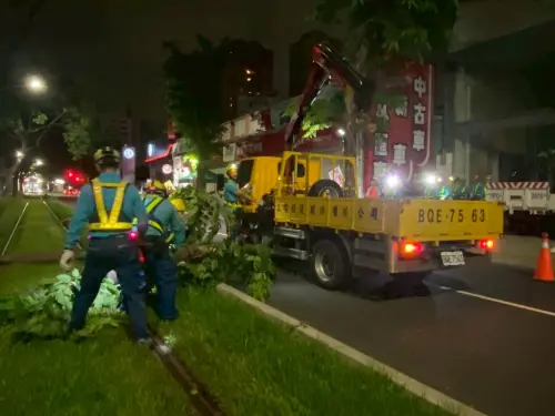 ▲捷運局表示，本次演練模擬強風導致樹木倒塌，影響輕軌列車通行，高捷公司實地操演狀況發生時之應變處理。（圖／高市府捷運局提供）