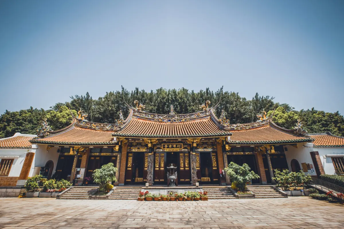 ▲台北市最古老寺廟劍潭古寺因佔用國有地，法院判賠百萬。（圖／翻攝臉書）