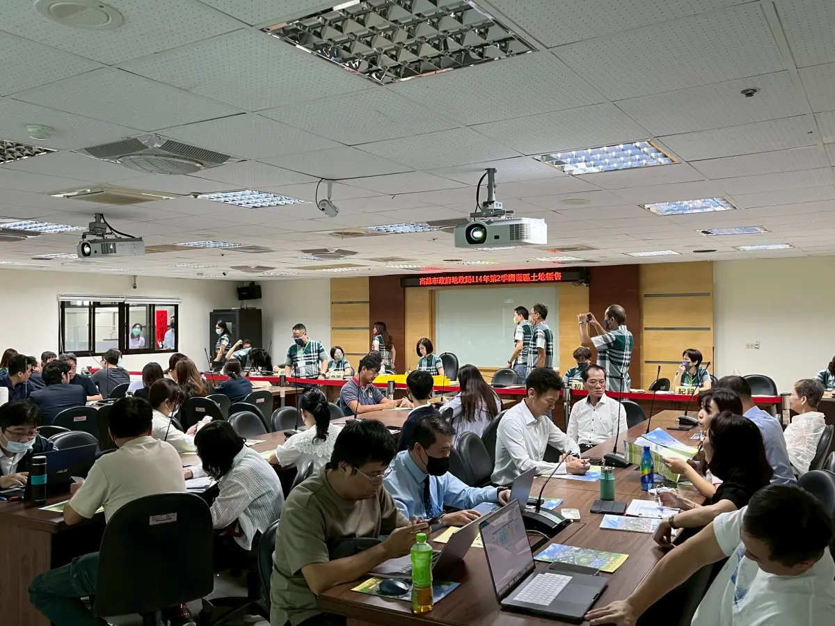 ▲高市地政局今日辦理今年第2季開發區土地標售，成功標脫3標4筆優質土地，總標售金額新台幣14億1064萬餘元，標脫率60%。（圖／高市府地政局提供）