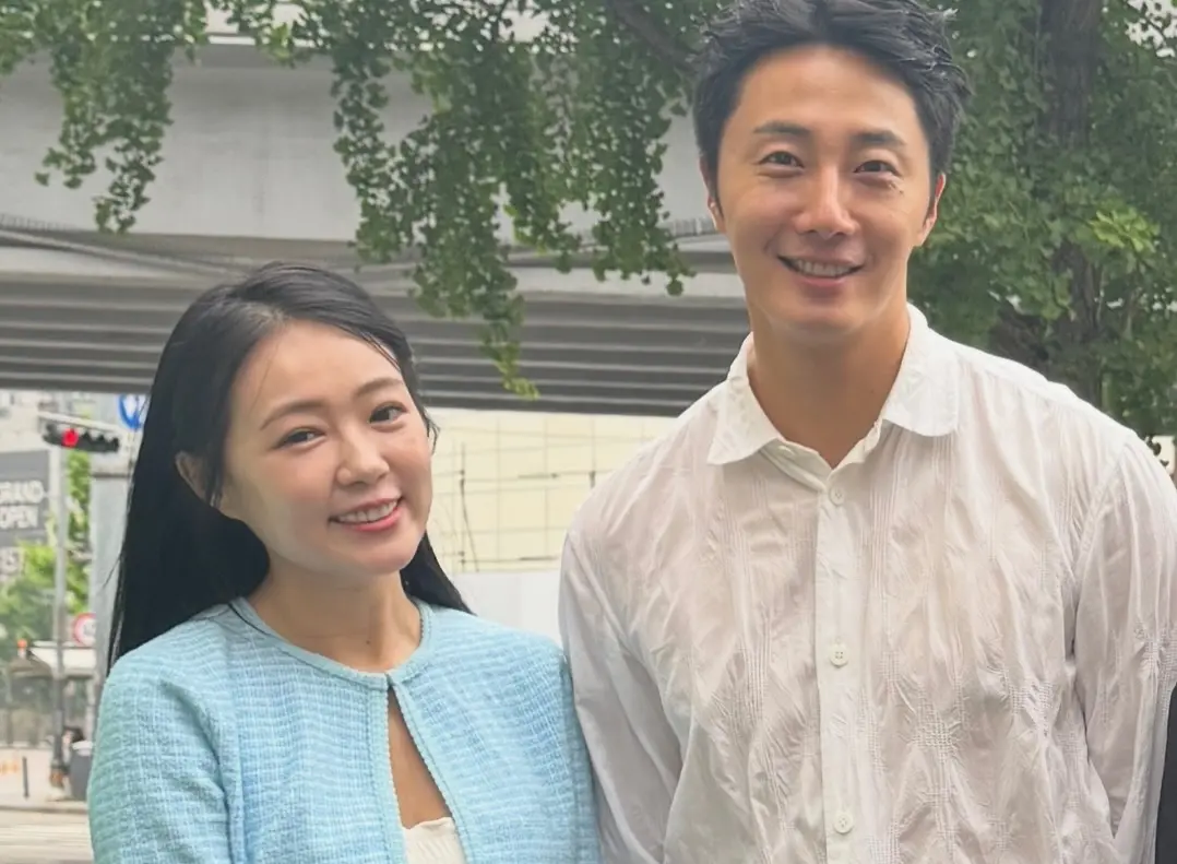 ▲丫頭（左）近日前往韓國工作，於IG分享照片，竟驚喜同框《擁抱太陽的月亮》的韓星丁一宇，兩人開心合照，讓粉絲都超驚訝丫頭的超強人脈。（圖／丫頭IG）