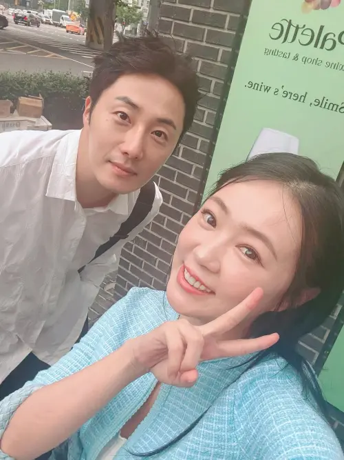 ▲丫頭（右）驚喜同框大咖韓星！竟是《擁月》的丁一宇（左）　超強人脈讓粉絲超驚訝。（圖／丫頭IG）