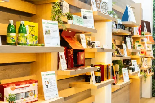 ▲屏東的新創品牌，包含以友善耕作栽培可可的TC巧舖、世界盃屢獲獎的曾志元巧克力、小雨果的可可核桃酥等。（圖／屏東縣府提供）