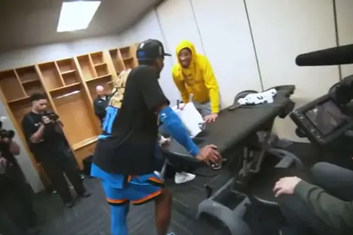 ▲Shai Gilgeous-Alexander特地走進溜馬更衣室探視正在接受治療的Haliburton。兩人短暫交談後深情擁抱，畫面溫馨感人。（圖／翻攝自X）