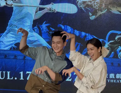 ▲劉冠廷（左）與大霈擺出《少年PI的奇幻漂流》中老虎的動作，舞台劇版本的老虎是由操偶師來操作，是另外一種視覺上的奇觀。（圖／記者蘇詠智攝）