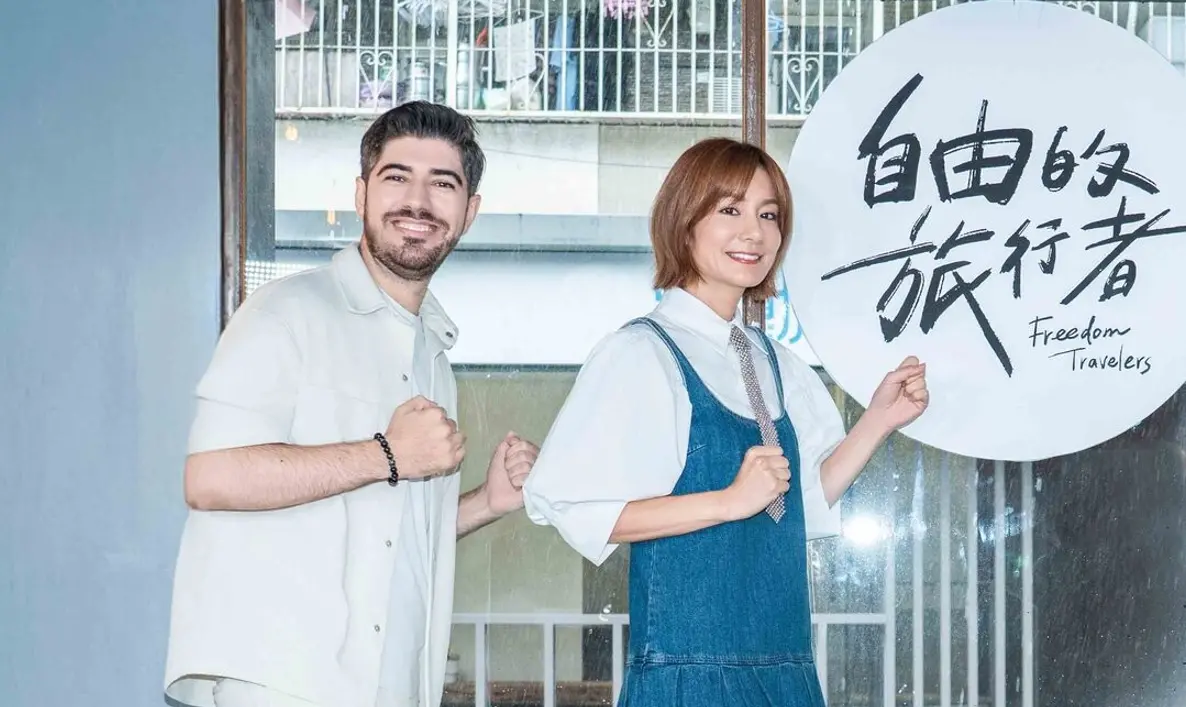 ▲圖佳（左）說莎莎（右）是自己夢中情人，雖然他比莎莎小10歲，但還是很想追求莎莎，可惜莎莎有交往19年的男友。莎莎則笑說自己還不打算結婚，更加碼曝光好閨密愷樂婚後近況。（圖／八大電視提供）