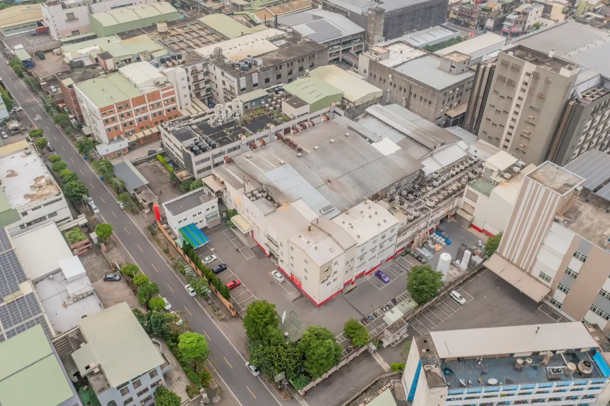 ▲信義全球統計分析，2025上半年上市櫃法人商用不動產市場雖受美中貿易戰、地緣政治等因素干擾，但投資動能仍強，一線也發現企業尋求商仲協助資產健檢需求持續增加。（圖／信義全球資產提供）