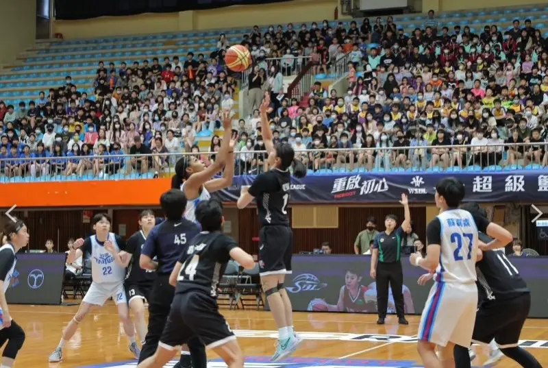 ▲基隆市政府推動SBL在地籃球隊計畫，公開招標徵求優質團隊加入，圖為比賽現場開球瞬間，象徵籃球隊正式啟動、市府積極打造運動城市的願景。（圖／業者提供）