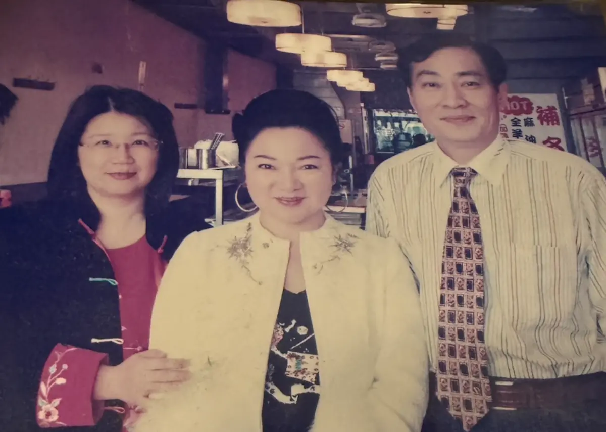 ▲白冰冰（中）和余丹丹（左）有半世紀的交情，與余丹丹的丈夫也熟識。余丹丹病逝，白冰冰遺憾未見到最後一面，特別在自己的《誠懇逗陣》網路節目再現余丹丹昔日的經典歌曲，希望歌聲長存。（圖／長興影視提供）