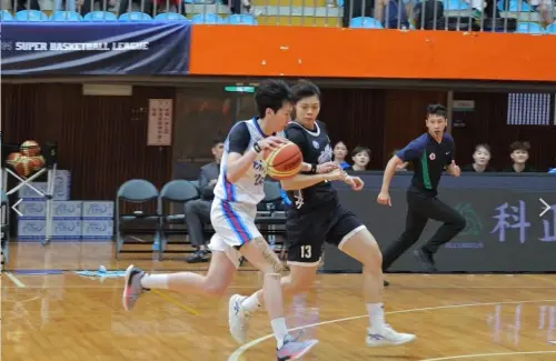▲市府推動超級籃球聯賽在地化，透過公開採購強化球隊專業營運與競技實力，圖為球員場上激烈攻防，展現基隆在地球隊未來可期的競爭力。