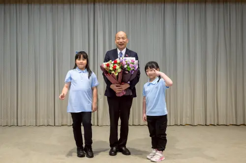 好久不見韓國瑜！神隱11天重返立法院接見珠心算小選手　滿臉笑容
