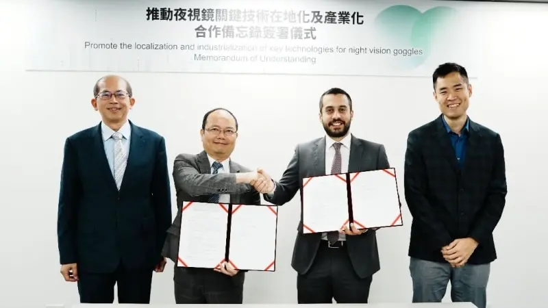 ▲推動夜視鏡關鍵技術產業在地化MOU簽署儀式貴賓合影。國科會科技辦公室執行秘書張振豪(左一)、金屬中心執行長賴永祥(左二)、Theon Sensors S.A公司總監Dimitris Papageorgiou(右二)、Theon Sensors S.A公司經理 Goh Yang Xuan(右一)。（圖／金屬中心提供）