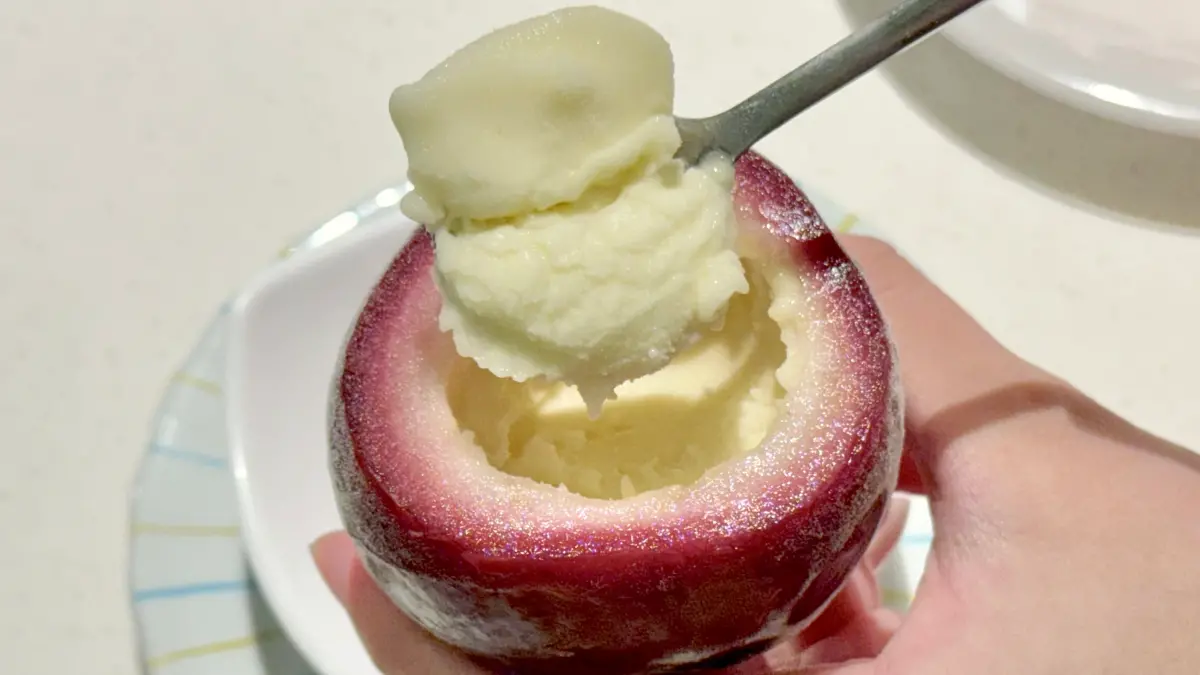 ▲迴轉壽司爭鮮一款40元「百香果冰沙」在社群平台Threads上爆紅，口感更接近冰淇淋，裝在百香果殼裡、酸甜適中，夏天吃有夠消暑。網友好奇「百香果冰沙到什麼時候？」好怕下架。業者回應了。（圖／記者蕭涵云攝）