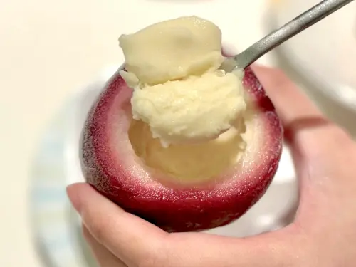 ▲雖然名稱為「百香果冰沙」，但不少人認為口感更接近冰淇淋或雪酪。（圖／記者蕭涵云攝）