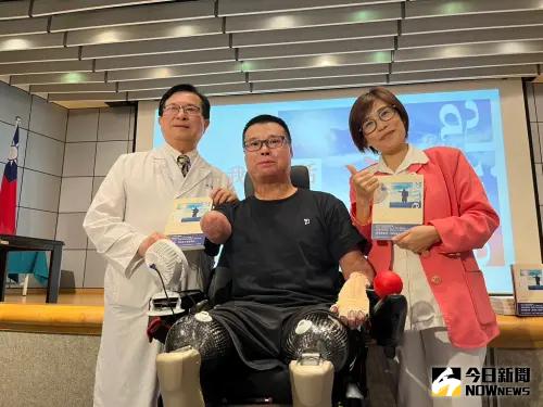 ▲八仙塵暴10年過去，醫護團隊和黃博煒合影。（圖／記者張乃文攝）