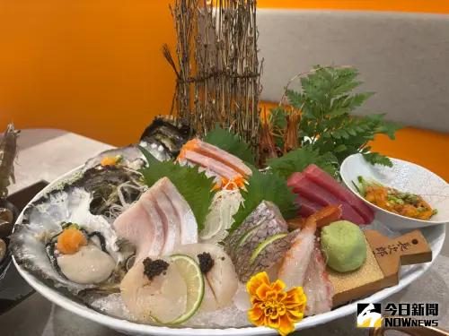 海港匠鍋插旗公益路商圈 火鍋 x 日料搭配活體海鮮一次滿足 ▲海港匠鍋插旗公益路商圈,與市場區隔的是,鍋物 x 日料雙軌外,再搭配活體海鮮,讓饕客一次滿足。(圖/記者金武鳳攝,2025.6.25)