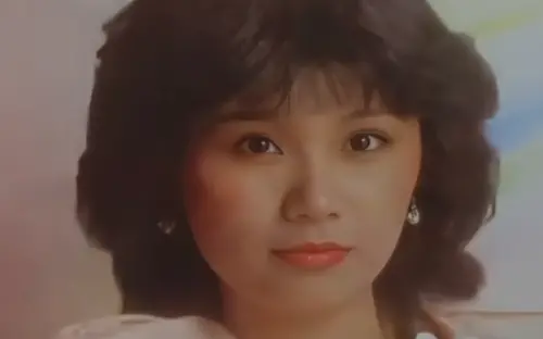 ▲余丹丹童星出身,年輕時曾經有過受歡迎的大紅歌曲。(圖/摘自YouTube) ▲余丹丹童星出身,年輕時曾經有過受歡迎的大紅歌曲。(圖/摘自YouTube)